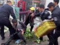 武汉城管被商贩爆料视频,商贩爆料视频曝光冲突瞬间