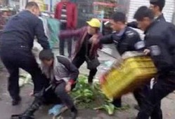 武汉城管被商贩爆料视频,商贩爆料视频曝光冲突瞬间